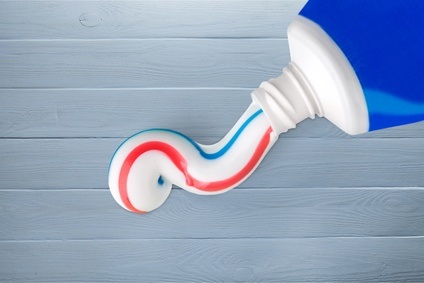 Le dioxyde de titane est utilisé dans de nombreux produits ménagers comme le dentifrice, la peinture et les plastiques.