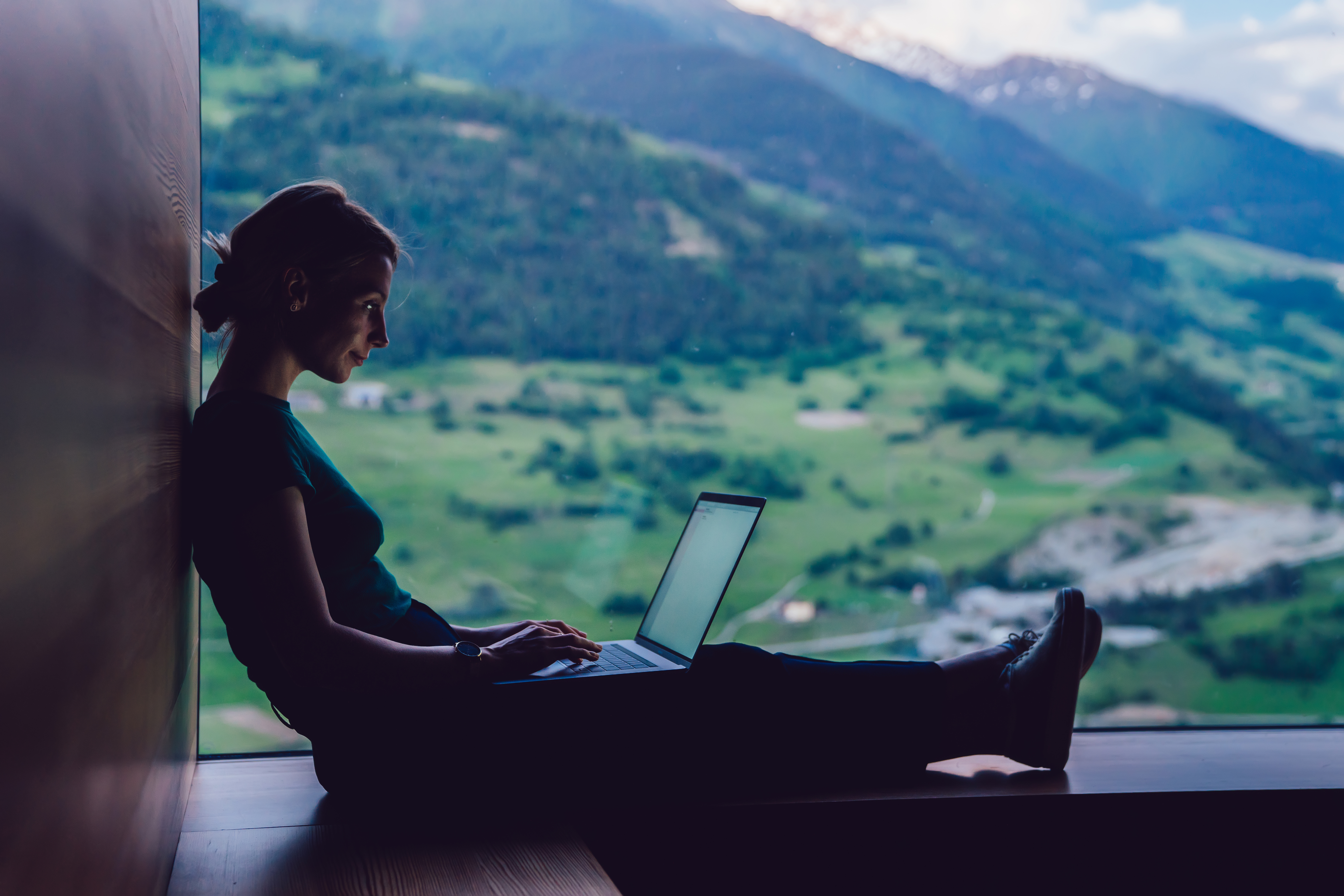 Les t&eacute;l&eacute;travailleurs dorment en moyenne 15 minutes de plus les jours de t&eacute;l&eacute;travail, mais passent 45 minutes de plus assis ou allong&eacute;s (Visuel Adobe Stock 323910609)